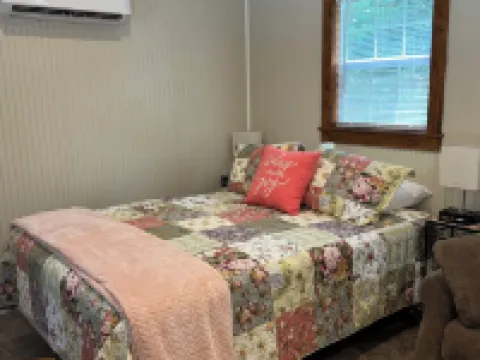 Tiny Cabin in the Laurels, with queen bed & queen sofa bed in wooded setting. Hoteles en Condado de McDowell