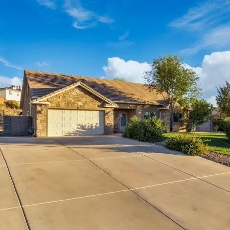 Private Pool & Spa, Pickleball, King Beds, Near Zion, Sleeps 16+, Game Room