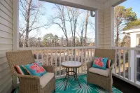 The Retreat at the Fairway at River Oaks: Beach, Pool, Hot Tub, Broadway, Golf Hotels near Hanesbrands