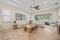 Luxe Home 1 mile to Vanderbilt Beach, Pool & Spa, Pet Friendly