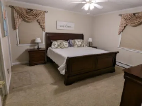 Cozy lake view home, centrally located with lake access and private dock! โรงแรมในFulton County