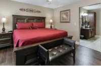 Remodeled WALK-IN Condo Close to 76 Strip No stairs! Hotels in 