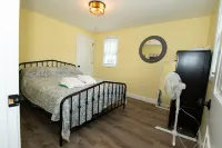 Cape Escape in North Truro. Completely renovated. 1/2 mile walk to the beach. Hotels in Truro