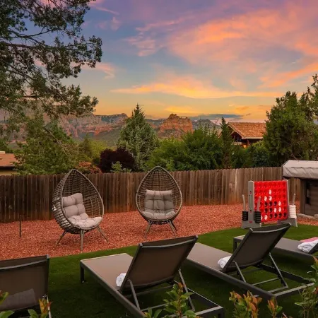 Uptown Splash - Views! 5Br 4BA Heated Pool Spa Firepit GamesRm Minigolf Location