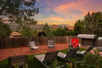 Uptown Splash - Views! 5Br 4BA Heated Pool Spa Firepit GamesRm Minigolf Location