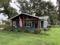 Beautifully Remodeled Lake Cottage with Stunning view of Stone Lake