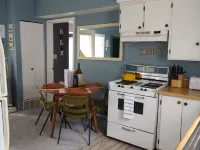 Cozy 1 bedroom cottage walking distance to Lake Michigan & downtown! Hotels in Manistee