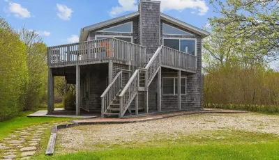 A short walk to Ditch Plains Beach cliffs,Shadmore Park,beach. Openings in Sept! Hotels near Camp Hero State Park