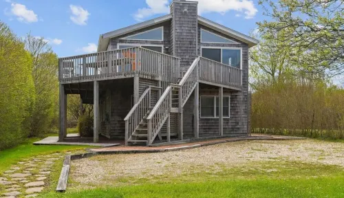 A short walk to Ditch Plains Beach cliffs,Shadmore Park,beach. Openings in Sept! Hotels in Montauk