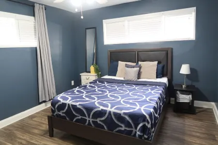 Wonderful Home away from home / 5 min from airport/ 10 min ATL/ Free Parking