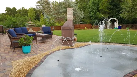 Spacious suite with fenced back yard, deck, gas grill, fireplaces and splash pad Отели в г. Атенс