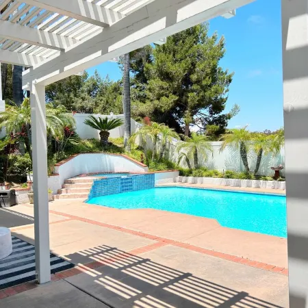 Spacious Poolside Oasis - Right Next to Beach and Legoland