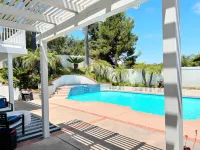 Spacious Poolside Oasis - Right Next to Beach and Legoland - piscina