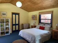 Relax in a beautiful private peaceful setting 5 minute drive from Beechworth