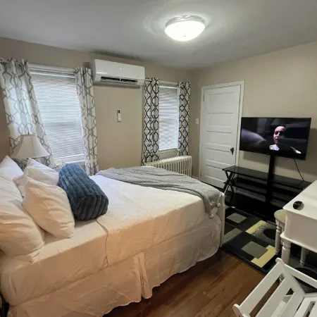 Charming 3-Bedroom House with Wi-Fi and AC Near Downtown Pittsburgh