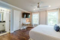 Emerald Beach Cottage, Walk to the Beach!