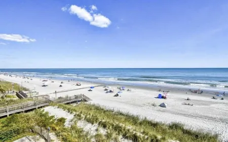 Beachfront Oceanside Condo. Incredible view: Channel Marker Отели в г. Серфсайд Бич