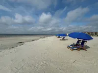 The Breeze: Pool + HotTub + Steps to Beach + Top Restaurants - شاطئ
