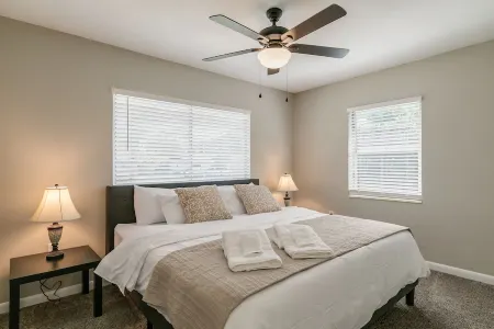 Central Melbourne 5Bed/3Bath Pool Home-Sleeps 14