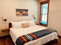Grand Opening Pricing! Cozy 2 Bedroom Cabin with views of Flathead Lake Hotels in Lakeside