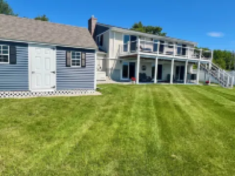 Lakefront, game room, firepit, kayaks, pedal boat, frog mat, canoe Hotels in Barnstead