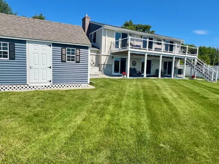 Lakefront, game room, firepit, kayaks, pedal boat, frog mat, canoe Отели в г. Барнстед