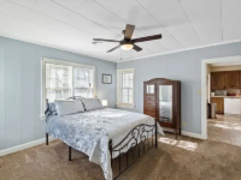 Home adjacent to Country Club, near Hospitals, Park, College and shopping. Hotels in Ada