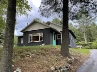 Spacious, three bedroom cottage on beautiful Lake Metonga. Hotels in Forest County