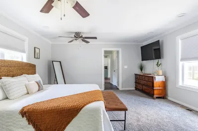 3 bdr in Ardmore OK, Perfect for Families! 20 mins to lake Hotels near Walgreens