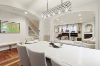 Charming 4-bedroom family friendly house with WiFi and AC in fabulous Vancouver