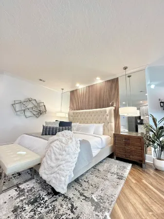 Lakefront Double Studio-Lake, Pool, Splash Pad, hot tub, fire pit, kayaks, etc!