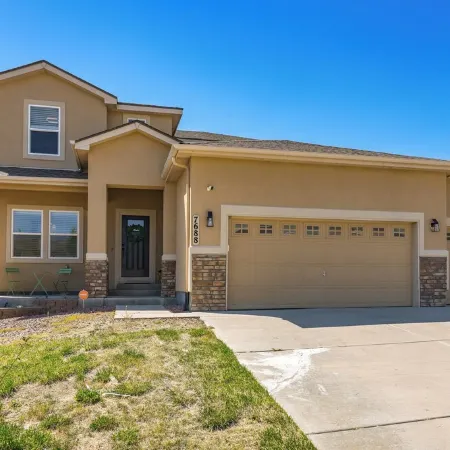 Spacious Airport Heaven - 5 Bedrooms & Hot Tub