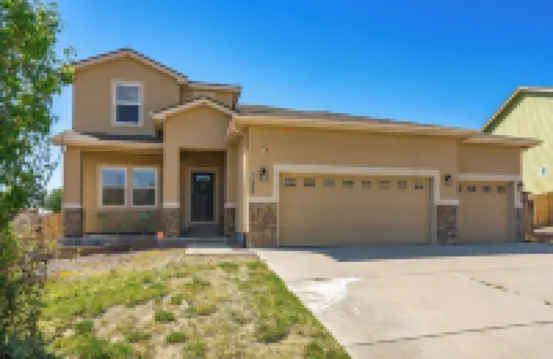 Modern 5BR Home Near Airport - Central Location & Hot Tub