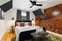 AVL Estate: 5K sq ft, Golf Sim, Speakeasy, Hot Tub, Sauna, Sleeps 20 + 2 pets