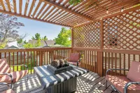 Spacious 4 Bedroom/2 Bath home/WiFi/Garage Parking/Backyard/Beautiful Kitchen