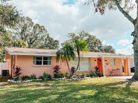The Coral Cottage close to all that Sarasota has to offer