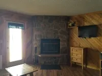 Mountain Resort Studio - 365 day pool, 4 Tubs, Free Parking and Wifi. Sleeps 1-4