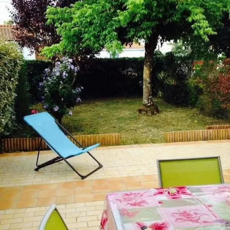 Newly renovated apartment/studio, garden level, quiet location, walking distance to beach and shops