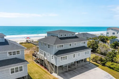 “Shore Thing” at our spacious Beachfront Oasis - EAST