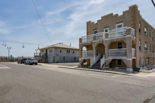 Beach Block Penthouse • Steps to Boardwalk & Beach • Ocean Views