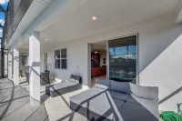 Modern 10 Bedroom Home - Only Minutes from Disney!