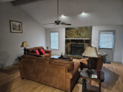 Hidden Gem - 3BD, 2FB w/Jacuzzi + Pool Table