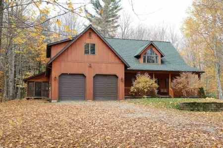 Spacious 3-Bedroom Chalet, Just Minutes from Jay Peak Ski Resort Отели рядом с достопримечательностью «Джей Пик Резорт»