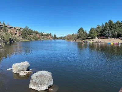 Cozy retreat near downtown, amphitheater, short walk to Deschutes river, has AC!
