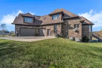 Mokena Manor: Luxury Living - Your Elite Escape!