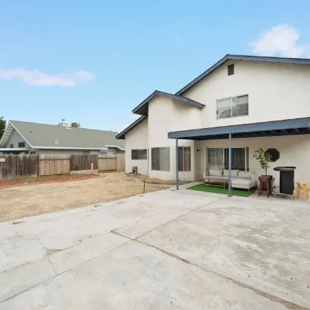 Spacious 4-Bd 2.5BTH Corporate Housing Near Hwy 99 with Plenty of Parking