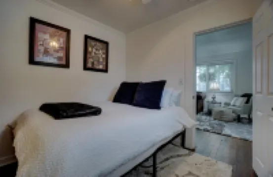 Cozy little cottage W/ private yard in town