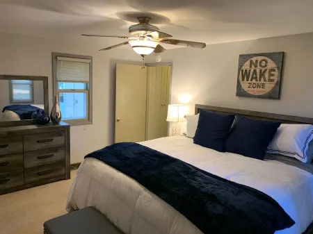 Beautiful 4 Seasons Minocqua Lake House with optional pontoon