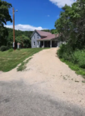 Remodeled country farmhouse, 3 min drive from Mississippi River, Peaceful/Clean.