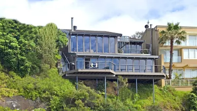 'Seabreeze' a unique Waterfront/Beachside property Hotel dekat The Crommelin Native Arboretum